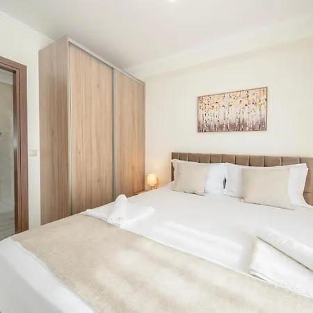 Apartment Plaka *